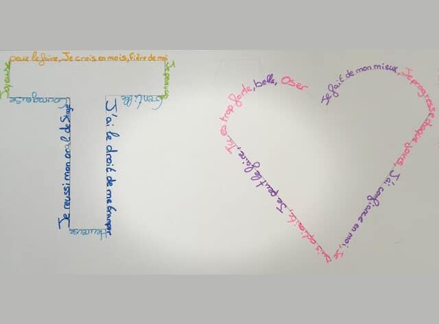 Composition calligraphiée formant les lettres T et I, et un cœur avec des affirmations positives en français : "Je crois en moi", "J'ai le droit de me tromper", "Je peux faire", "J'ai confiance en moi".